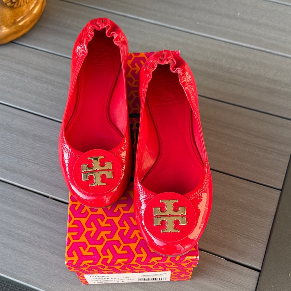 SALETory Burch Glossy Red Flats, Reva-Tumbled Patent Grain, size 8.5